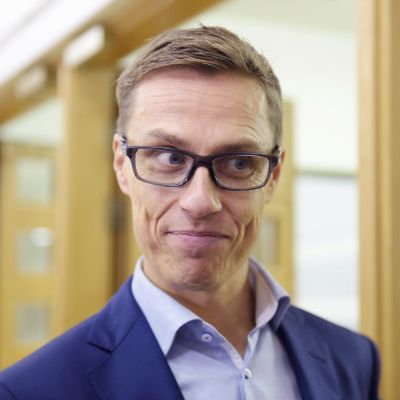 Kokoomuksen puheenjohtaja, valtiovarainministeri Alexander Stubb eduskunnassa ennen täysistuntoa 10. marraskuuta.