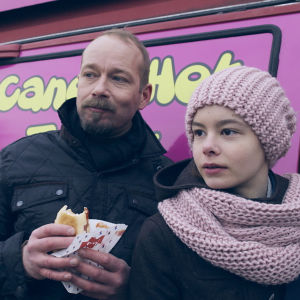 Dan-Johan (Niklas Goundstroem) ja Lilja (Caisa Calin) Lattaniemen torilla.