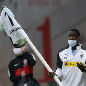 Borussia Mönchengladbachs Marcus Thuram bär på hörnflaggan efter matchen. Borussia Mönchengladbachs Marcus Thuram lade nyporna på hörnflaggan efter matchen mot Eintracht Frankfurt.