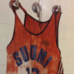 Verinen koripallopaita, joka oli pelaaja Markus Stedt käytti vuonna 1986.
