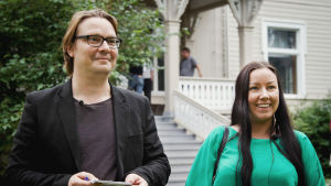 Heidi Roth och Harri Haanpää deltog i ett dramatiserat deckaräventyr för första gången. Heidi Roth ja Harri Haanpää Dekkarit-festivaaleilla Varkauden klubin edustalla.