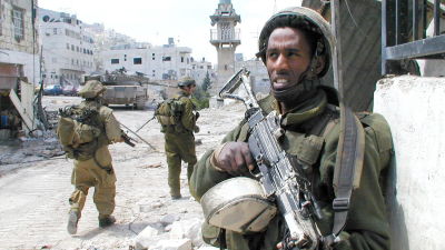 Israeliska soldater i Nablus på Västbanken i april 2002.