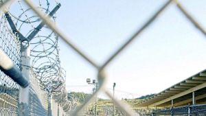 Obama lovade att stänga fånglägret Guantánamo Bay på Kuba där misstänkta terrorister hålls fångna. Det finns dock fortfarande fångar kvar där - dock betydligt färre än för åtta år sedan. , Fångar och fångväktare i Guantanamo bay