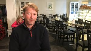Turismchef Benjamin Donner hoppas att de nya besökarna kommer på återbesök. Benjamin Donner sitter på ett café i Dalsbruk