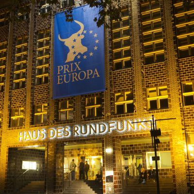 Prix Europan logo festivaalirakennuksen seinällä.