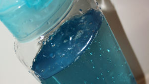 Till exempel tvålar och ansiktskrämer kan innehålla mikroplast. Bild på en blå flaska med duschgel.