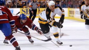 Nick Boynton i farten för Boston Bruins. Totalt representerade Boynton sex olika lag under sin karriär. Nick Boynton i farten.