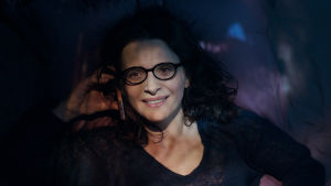 Tala med mig. Sällan har telefonsex varit hetare på film än när Claires Clara umgås med Alex. Juliette Binoche med mobilen mot örat.