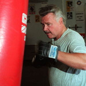 Tom Sjöberg nyrkkeilee.