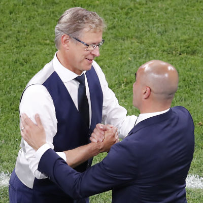 Markku Kanerva skakar hand med Roberto Martinez.