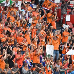 Nederländernas fotbollsfans under öppningsmatchen mot Norge.