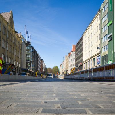 Hämeenkadun uusi kivetys on jo paikoin valmis.