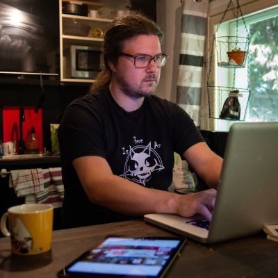 Evgeni Fomin tietokoneen ääressä