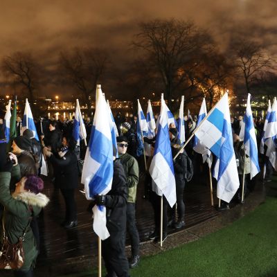 suomenlippuja soldiers of odin mielenosoittajilla