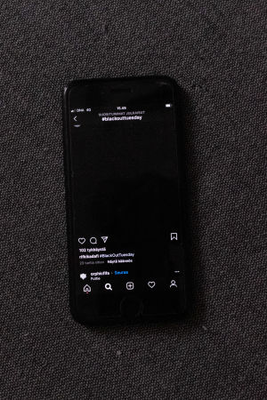 Den andra juni fylls sociala medier av svarta fyrkanter som ett ställningstagande mot rasism och polisvåld. Telefonen har en öppen Instagram-app som visar en helt svart bild som delades som en del av onlineaktivismen för Black Lives Matter.
