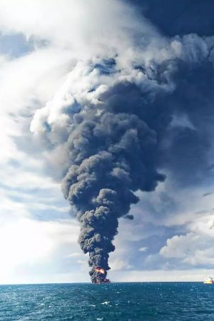 Både olja och naturgas har spillt ut från tankern som sjönk Den brinnande iranska oljetankern "Sanchi". Bilden tagen 14.1.2018.