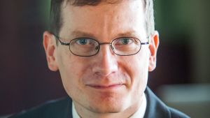 Helsingin Sanomats chefredaktör Kaius Niemi säger att det går bättre för tidningsbranschen globalt. Kaius Niemi