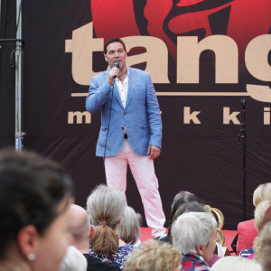 Markku Ketola esiintymässä Turun Tangomaratonilla.