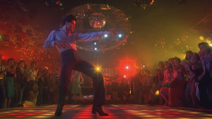 John Travolta tanssii elokuvassa Lauantai-illan huumaa. Kuvakaappaus.