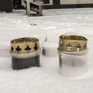 Muistokynttilät postinjakajan murhapaikalla Myyrmäessä. 