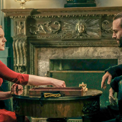 Offred/June (Elisabeth Moss) ja komentaja Waterford (Joseph Fiennes) pelaavat sanapeli Scrabblea sarjassa The Handmaid's Tale - Orjattaresi