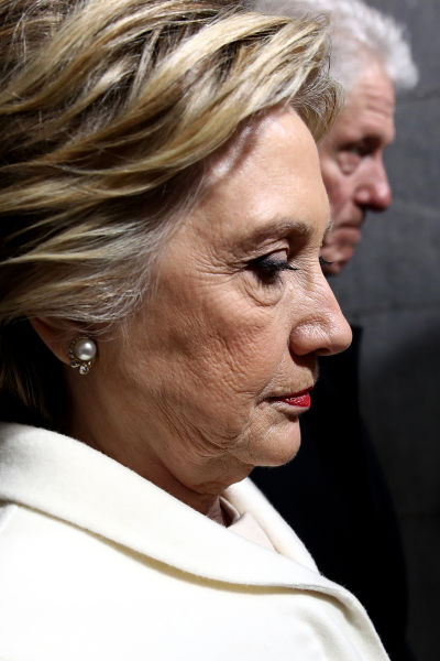 Närbild av Hillary Clintons ansikte i profil.