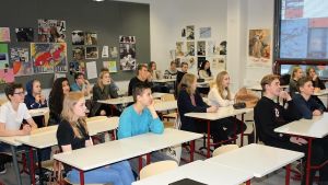 Viikin norssin 8C-luokka kuuntelee äidinkielen opettajan ohjeistusta 8C äidinkielen tunnilla