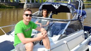 Mika Peltola är ute med båten tillsammans med sin son. En man och en pojke i en motorbåt i Borgå å.