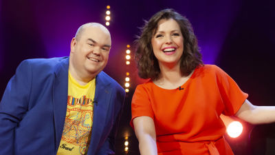 Programledarna Johan Lindroos och Eva Frantz