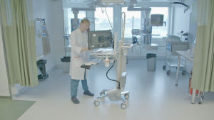Satu Mustanoja kuuntelee tietoja tulevasta aivoinfarktipotilaastaan.
