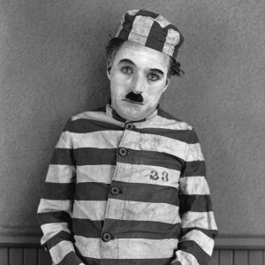 Charles Chaplin elokuvassa Kahlekarkuri (The Adventurer, 1917)