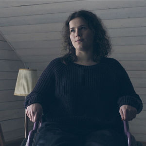 Anita Bäckillä (Li Krook) on synkkä sisin ja hän on sidottu pyörätuoliin.