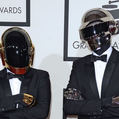 Duon Daft Punk i robothjälmar. 