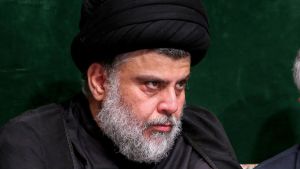 Den inflytelserika religiösa ledaren Muqtada al-Sadr har meddelat att han vägrar att delta i parlamentets verksamhet tills det gått folket till mötes och presenterar ett reformprogram. al-Sadr har bett kolleger i samma parlamentsblock göra samma sak som han. Muqtada al-Sadr (t.v.) och Qasem Soleimani