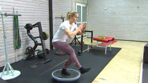 Andrea Julin har tillbringat mycket tid i Norrvallas gym i Vörå de senaste åren. Skidåkaren Andrea Julin på balansbräda.