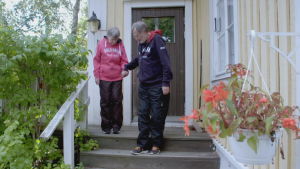 Lefa och Gita Lindgren lever tillsammans genom Gitas sjukdom. Lefa och Gita Lindgren går ner för trappa