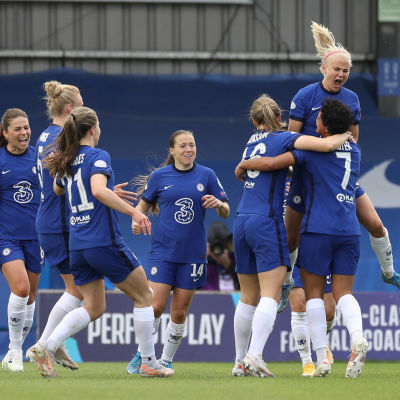 Chelseas damer firar ett mål.