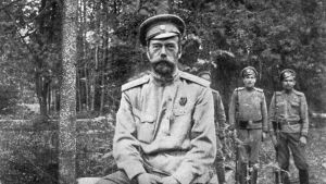 Tsar Nikolaj II efter abdikationen. Den abdikreade Nikolaj II sitter på en stubbe