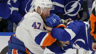 Leo Komarov gruffas med Yanni Gourde.