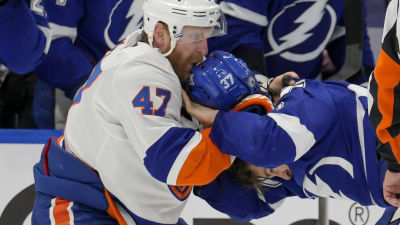 Leo Komarov painimassa.