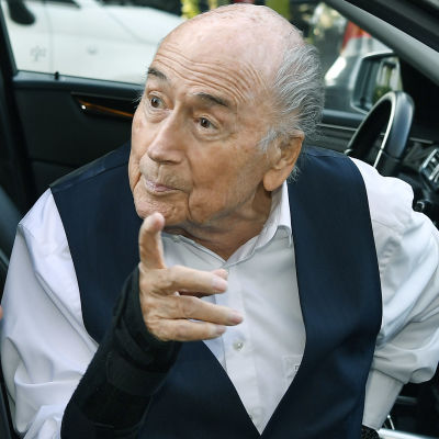 Sepp Blatter kliver ur bil.