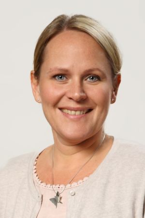 Åbo Akademis studiepsykolog Klara Schauman-Ahlberg är orolig för att allt fler studerande ska börja må dåligt då distansstudierna fortsätter. Studiepsykologon Klara Schauman - Ahlberg