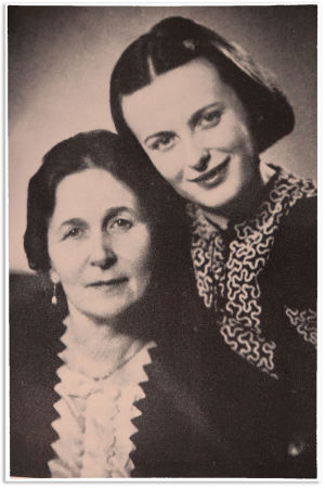 Alma ja Sinikka Kuula 1941.
