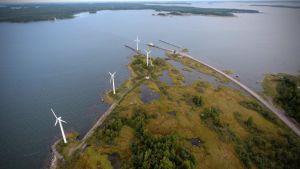 Vindkraftsparken i Korsnäs. Korsnäs vindkraftspark strax före nedmonteringen. På bilden syns också Bergöfärjan.