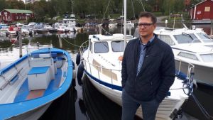 Antti Stig. Antti Stig har rört sig med båt i Kvarken under de senaste 40 åren och är orolig över mängden blågrönalger.