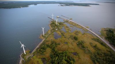 Korsnäs vindkraftspark strax före nedmonteringen. På bilden syns också Bergöfärjan.
