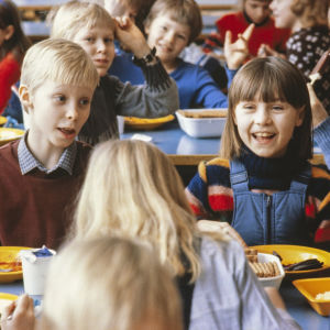 Oppilaita kouluruokalassa (1980).