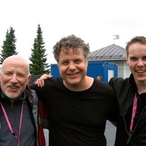 Saksofonistit Pentti Lahti ja Lenny Pickett sekä pasunisti Kasperi Sariola katsovat hymyillen kameraan.