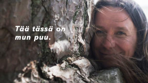 MInna Pyykkö nojaa puuhun.