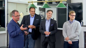 Markus Ekholm (t.v.) ledde debatten. Steven Frostdahl, Thomas Karv och Veikka Lahtinen deltog i diskussionen. Fyra män står på rad.